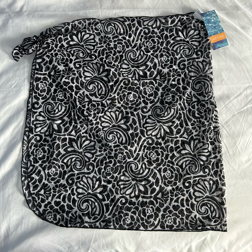 NWT black/white floral swimsuit cover up